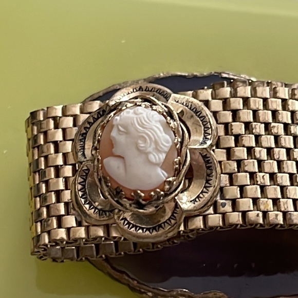Victorian old carved cameo bracelet I think it’s silver with gold plated overlay - Picture 1 of 17